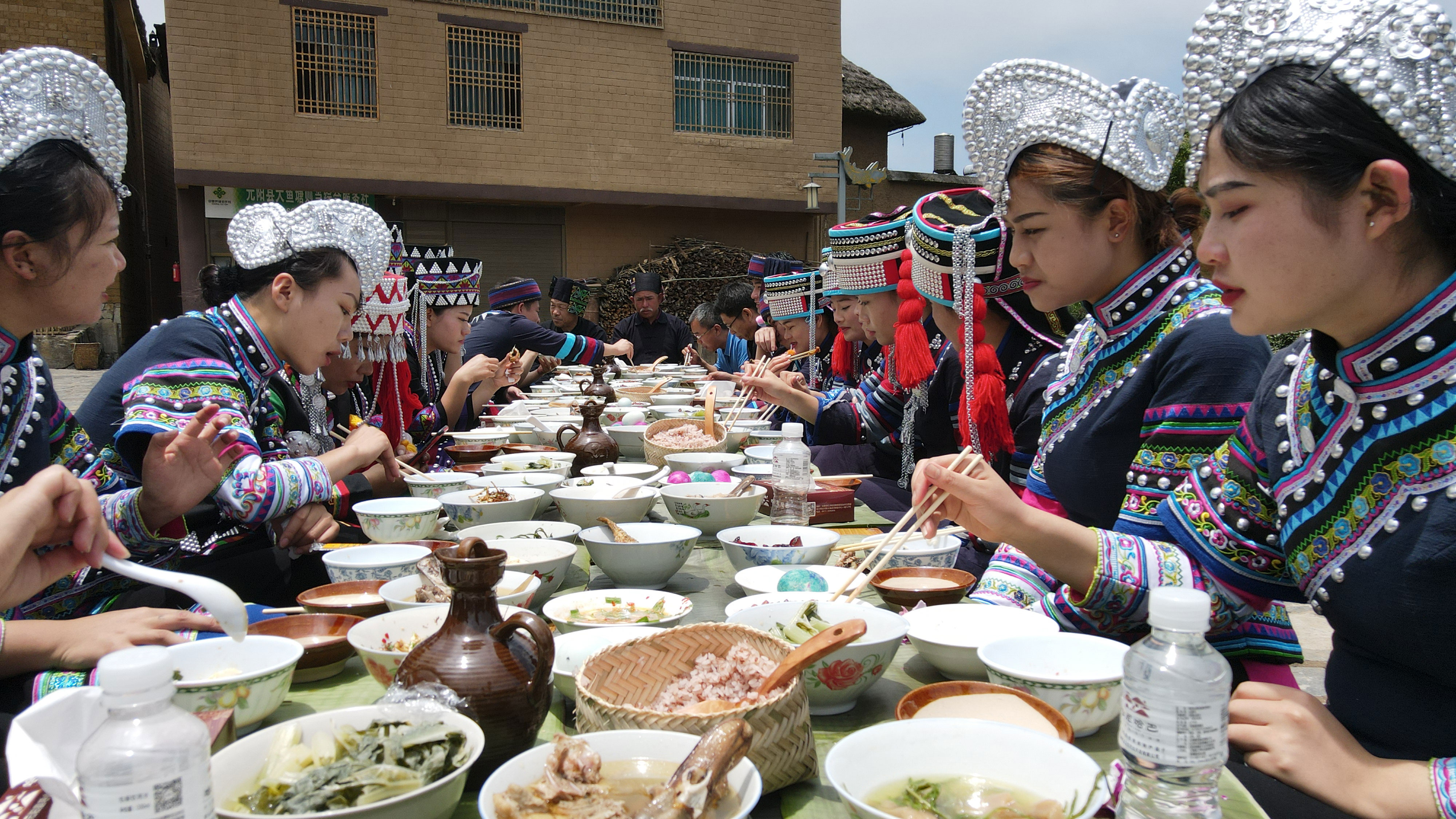 云南哈尼族的传统四大美食，制作粗糙，却是山地民族饮食风味代表_螺蛳_佐料
