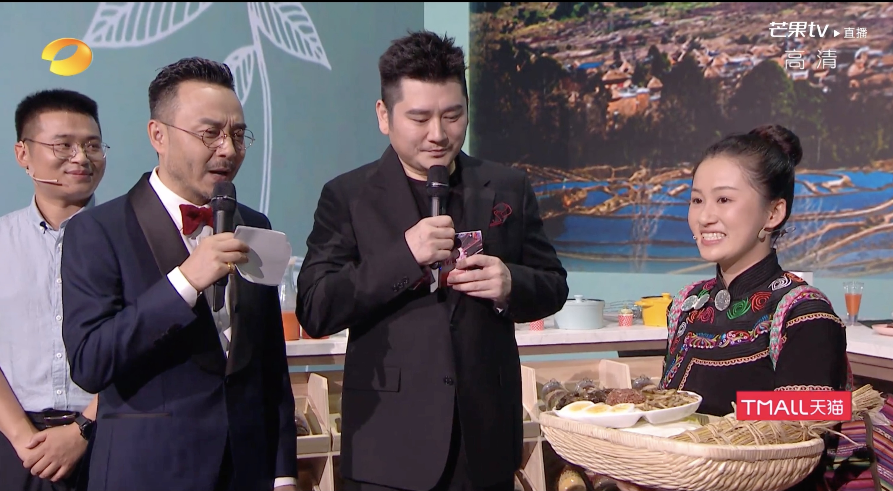 哈尼哈巴｜梯田兰子在湖南卫视请汪涵和钱枫品哈尼美食啦！
